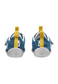 Niebieskie i białe buty z teksturowanej tkaniny z żółtymi pętlami na pięcie i zapięciami na rzepy. Wyróżniają się logo pingwina i gumowymi podeszwy.