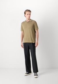 Les Deux EMMANUEL - Polo shirt - surplus green