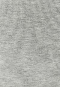 Material gri cu nervuri, cu o textură fină, nuanță uniformă și variații subtile, potrivit pentru îmbrăcăminte sau aplicații textile.