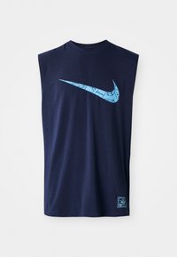 Marinen blå ærmeløs T-shirt lavet af bomuld, prydet med et stort lysblå Nike-logo på forsiden og et lille logo-patch i kanten.