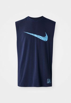 Marinen blå ærmeløs T-shirt lavet af bomuld, prydet med et stort lysblå Nike-logo på forsiden og et lille logo-patch i kanten.