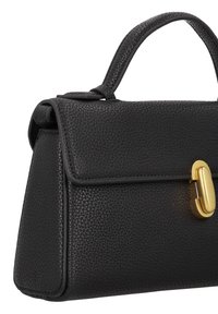 Schwarze strukturierte Handtasche aus strukturiertem Leder, mit einem oberen Griff und einem magnetischen Verschluss in Goldoptik auf der Vorderseite.