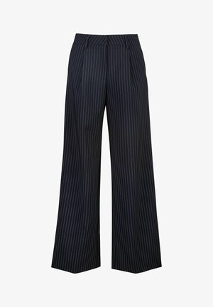 Wijde broek met marineblauwe stof en een wit streeppatroon. Voorzien van twee zijzakken en een op maat gemaakte tailleband met riemlussen.