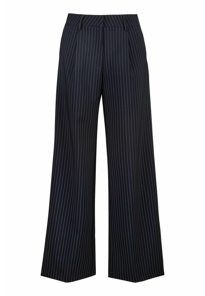 Wijde broek met marineblauwe stof en een wit streeppatroon. Voorzien van twee zijzakken en een op maat gemaakte tailleband met riemlussen.