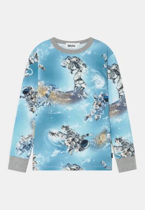 Blå langærmet skjorte med grå manchetter, med flere astronauter, der svæver i rummet med Jorden og skyer i baggrunden.