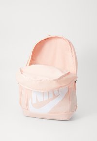 Nike Sportswear ELMNTL UNISEX SET - Dnevni ruksak - washed coral/orange/(white)