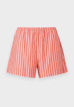 Korálové růžové šortky s vertikálními bílými pruhy a elastickým pasem, zobrazené na jednobarevném světle šedém pozadí.