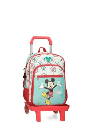 Mochila infantil con ruedas y asa roja, con motivos de Mickey Mouse y coloridos personajes de dibujos animados sobre fondo blanco y verde azulado.