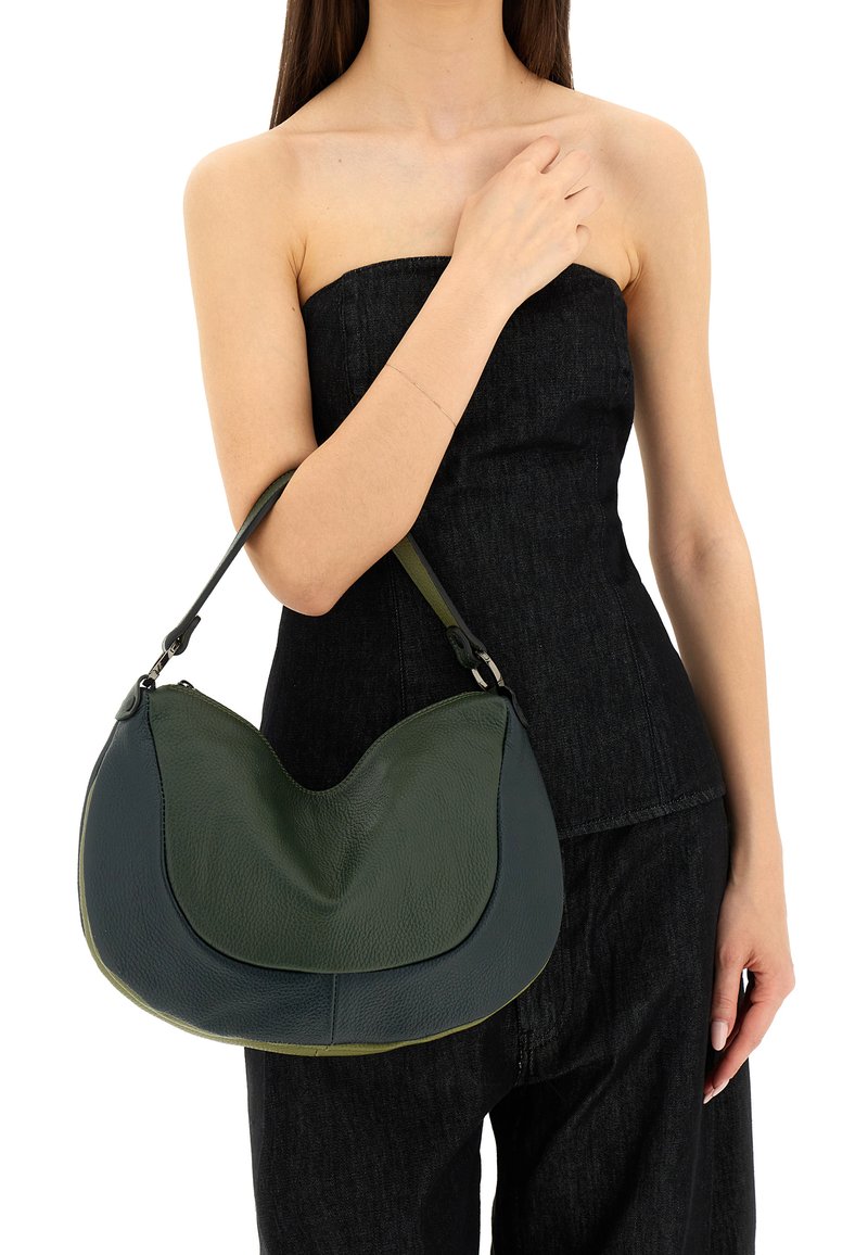 Borsa in pelle di colore verde scuro e oliva, dalla forma curvata con una texture sottile, dotata di un manico corto e dettagli in hardware argentato.