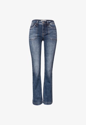 Jeans mit mittlerem Stone-Wash, ausgestelltem Schnitt, hoher Taille, fünf Taschen und kontrastierenden Nähten. Die Beine verjüngen sich leicht und weiten sich am Saum.