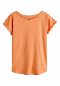 Rövid ujjú, kerek nyakú póló puha, korallnarancs színű anyagból, laza szabással. A póló felhajtott ujjú és diszkrét varrással díszített az alsó szegélyén.