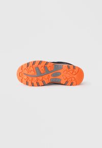 Sålens yderside har en sort tekstureret overflade med en livlig orange gummibund, der viser et trækkmustermed grå accenter.