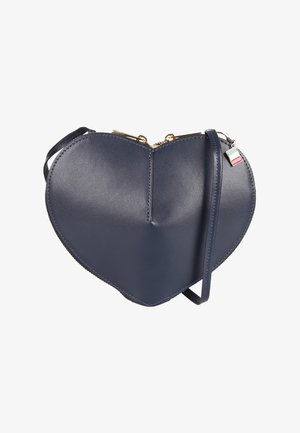 Diepblauwe handtas in de vorm van een hart van leer met een gladde textuur, gouden ritssluiting, afneembare schouderriem en een klein Italiaans vlagaccent.