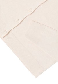 Lichtroze gebreide cardigan met vijf knopen, geribde textuur bij de manchetten en rand, en een patch pocket aan de linkerkant.