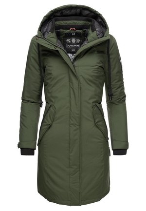 Long manteau d'hiver matelassé vert olive avec capuche, doublure intérieure noire, poches latérales zippées et poignets de manches ajustables.
