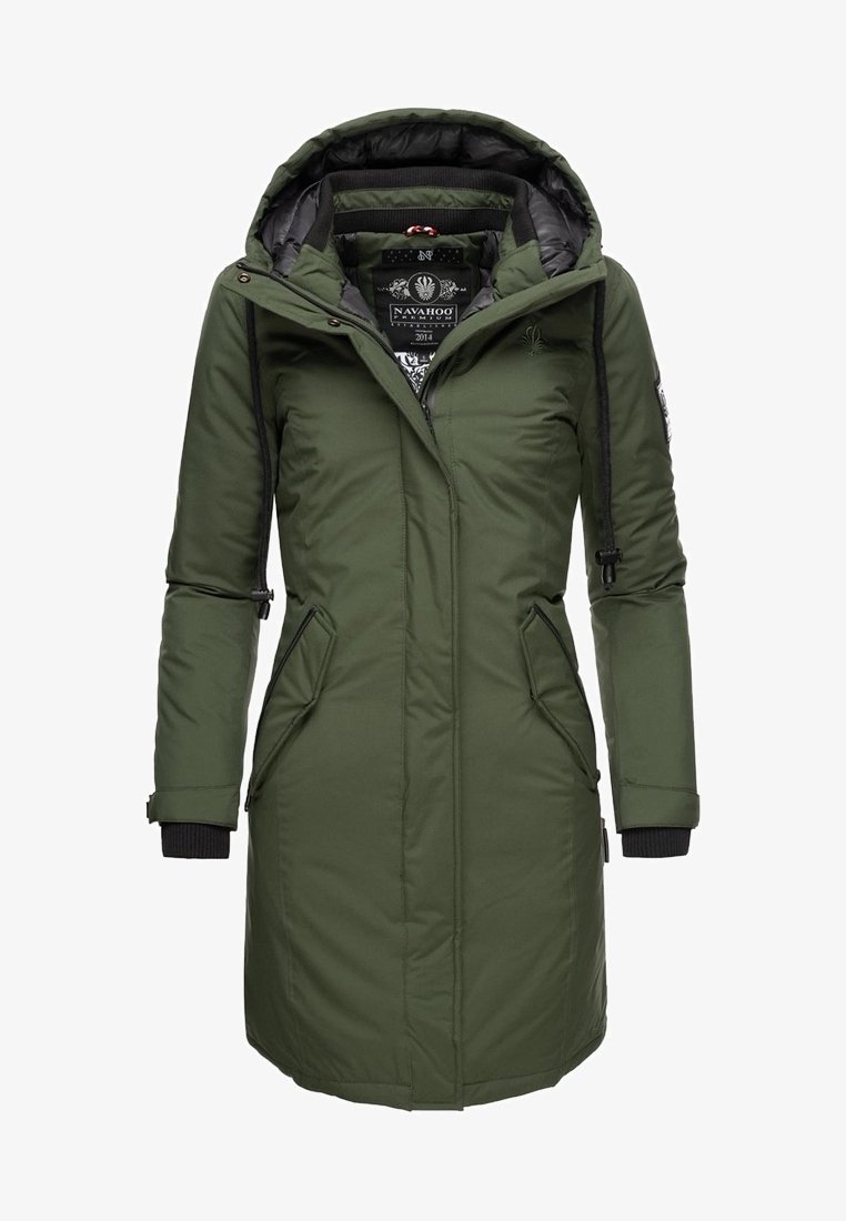 Long manteau d'hiver matelassé vert olive avec capuche, doublure intérieure noire, poches latérales zippées et poignets de manches ajustables.