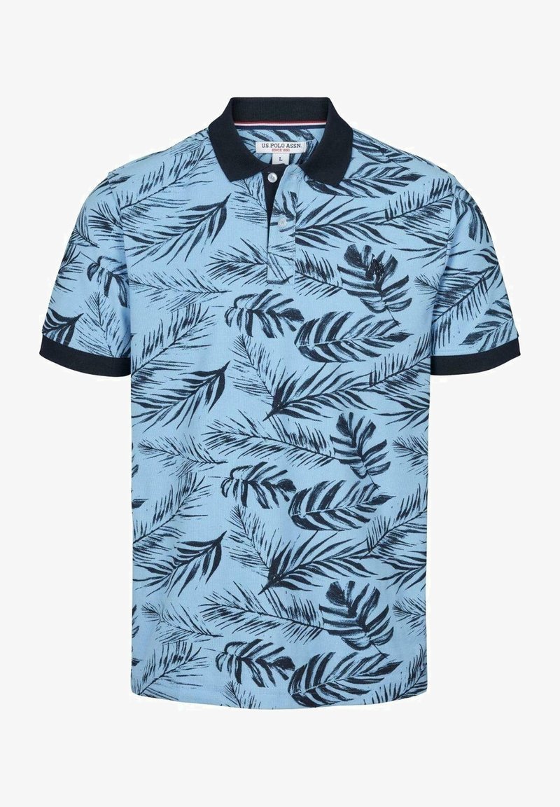 Polo bleu clair avec un motif feuillu noir et un col marine foncé. Manches courtes et détail de patte de boutonnage inclus.