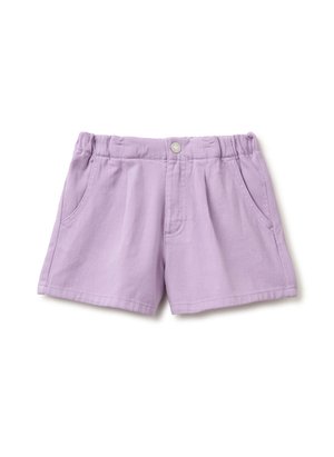 Pantalones cortos de algodón color púrpura claro con cintura elástica, botón delantero y bolsillos laterales, colocados planos sobre un fondo blanco.