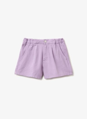 Lichtpaarse katoenen shorts met elastische tailleband, knoop aan de voorkant en zijzakken, plat gelegd op een witte achtergrond.