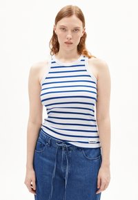 Mouwloze geribbelde tanktop met blauw en witte horizontale strepen. Heeft een ronde halslijn en witte afwerking langs de randen.