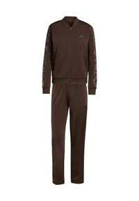 Tuta marrone composto da giacca con zip e colletto alto e pantaloni abbinati. Presenta strisce laterali a motivi e dettagli con logo.