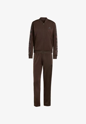 Chándal marrón que consta de una chaqueta con cremallera y cuello alto y pantalones a juego. Presenta rayas laterales con patrones y acentos de logo.
