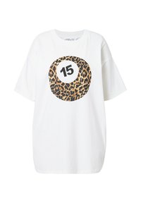 Hvid t-shirt med korte ærmer, der har et leopardprint cirkeldesign og tallet 15 i sort i midten. Lavet af bomuld.
