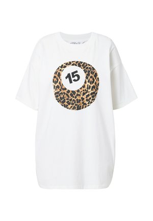T-shirt bianca a maniche corte con un design circolare a stampa leopardata e il numero 15 in nero al centro. Realizzata in cotone.