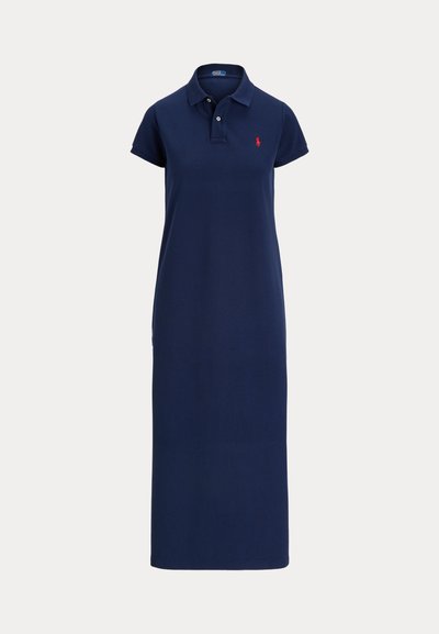 Marinblå pikéklänning i bomull med rak passform, korta ärmar och en treknappslinning. Har en liten logotyp på bröstet.