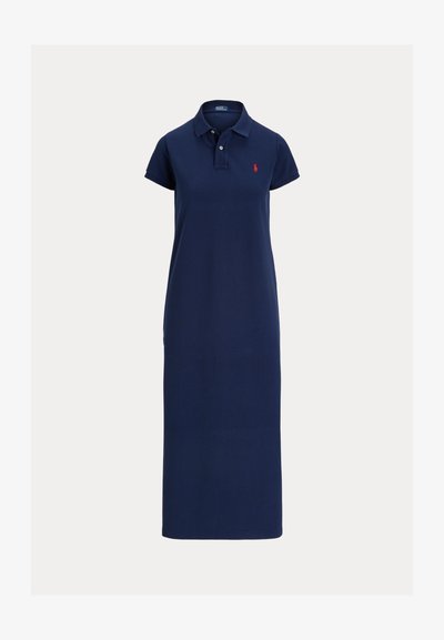 Marinblå pikéklänning i bomull med rak passform, korta ärmar och en treknappslinning. Har en liten logotyp på bröstet.