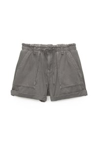 Pantalones cortos grises hechos de tela ligera, con cintura elástica, cordón ajustable, dos bolsillos frontales y dobladillo enrollado.