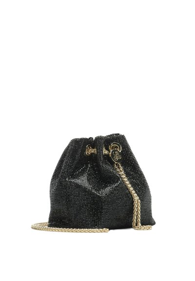 Sort snørelukket taske lavet af struktureret materiale med en glitrende finish og en guldkædesnor, med dekorative metaldetaljer.
