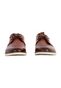 Chaussures habillées en cuir marron avec des orteils arrondis, un design à lacets et une semelle blanche contrastante. Texture lisse avec de simples détails de couture.