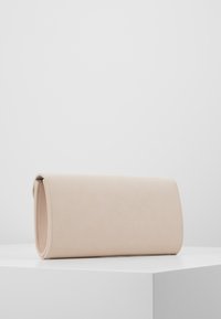 Clutch in finta pelle beige chiaro con una forma rettangolare elegante e una texture liscia, caratterizzata da un design minimalista e angoli arrotondati.
