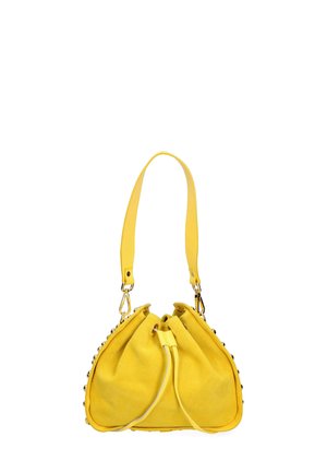 Gele suede handtas met een geperste opening, een kort handvat en gouden hardware accenten, met afgeronde hoeken en gestifte details aan de zijkanten.