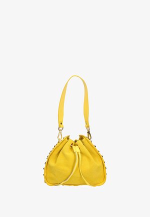 Sac en daim jaune avec un haut resserré, une courte poignée et des accents en métal doré, présentant des bords arrondis et des détails cloutés sur les côtés.