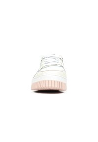 Sneakers bianchi con suola in gomma rosa e accenti testurizzati, caratterizzati da un design con lacci e una tomaia in pelle liscia visibile dalla vista frontale.