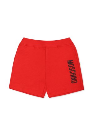 Shorts di cotone rossi con cintura elastica. Presentano la scritta nera "MOSCHINO" stampata verticalmente sul lato sinistro. Design semplice, senza tasche.
