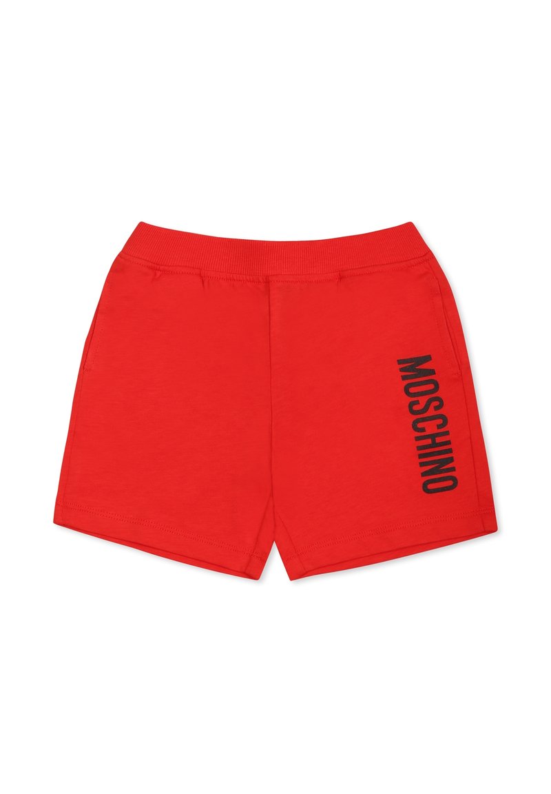 Shorts di cotone rossi con cintura elastica. Presentano la scritta nera "MOSCHINO" stampata verticalmente sul lato sinistro. Design semplice, senza tasche.
