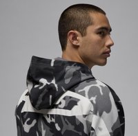 Hættebluse lavet af blødt stof med et sort og gråt camouflage mønster. Designet inkluderer en kontrasterende hvid stribe og en afslappet pasform.