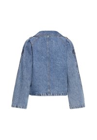 Veste en denim cropped en denim bleu clair, présentant des manches longues, un col et des coutures avec surpiqûres.