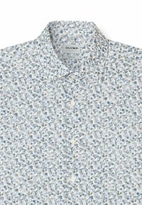 Weißes Hemd zum Knöpfen mit floralem Muster in Blau- und Grüntönen, hergestellt aus leichtem Stoff mit klassischem Kragen und figurbetontem Schnitt.