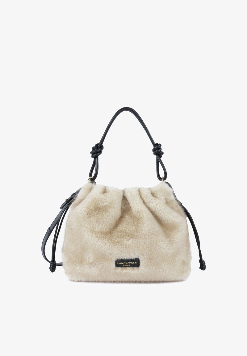 Sac à main en fausse fourrure beige avec poignées noires nouées et logo Lancaster Paris au centre devant.