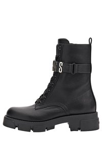 Bottine noire en cuir avec une finition texturée, devant à lacets, détail de sangle avec logo, et semelle crantée épaisse pour une adhérence et un soutien accrus.