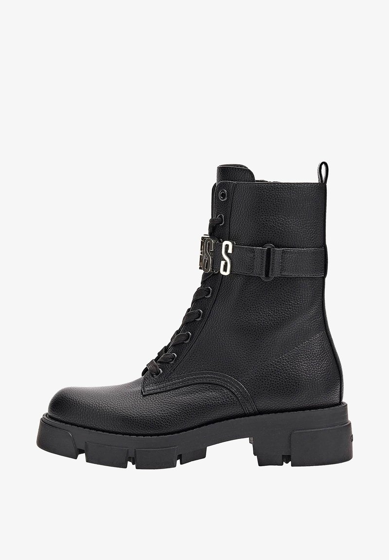 Bottine noire en cuir avec une finition texturée, devant à lacets, détail de sangle avec logo, et semelle crantée épaisse pour une adhérence et un soutien accrus.