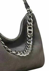 Borsa hobo in tessuto nero con finitura testurizzata, caratterizzata da una grande tracolla in catena argentata e chiusura a zip. Accentuata con dettagli hardware brandizzati.