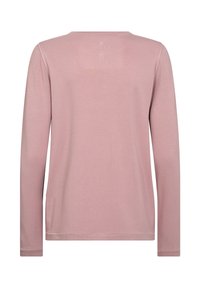 Langærmet skjorte i blød lyserød stof, med en rund halsudskæring og rene sømme langs kanten og manchetterne. Glat tekstur, ingen mønstre.