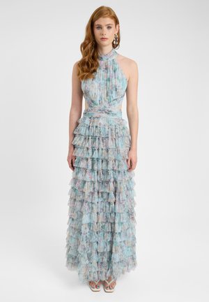 Lette, lagdelte maxi-kjole i pastelfarvet blå med blomsterprint, halterneck-udskæring og flæser for tekstur og bevægelse.