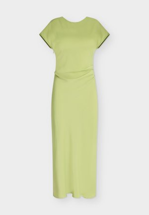 Robe midi vert clair à manches courtes avec un col rond et un détail subtil froncé à la taille, présentée sur un fond blanc.
