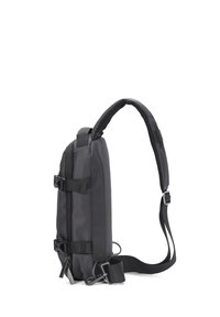 Borsa a spalla in tessuto nero con una forma rettangolare elegante, dotata di spallacci regolabili, cerniere e accessori in metallo per una chiusura sicura.